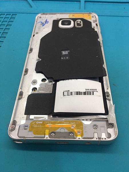 老手機三星NOTE5更換電池,電池膨脹背蓋爆開很誇張【947