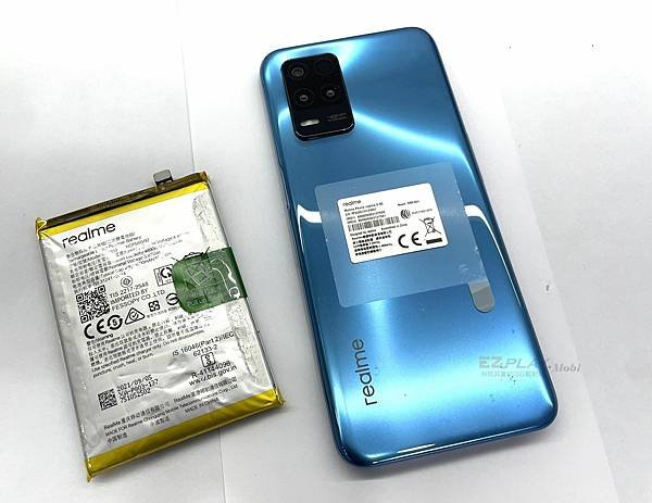 真我realme8 5G更換電池,電池膨脹背蓋鼓起來很恐怖【