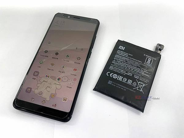 (小米紅米維修)紅米NOTE5更換電池,電池膨脹撐到螢幕彎曲