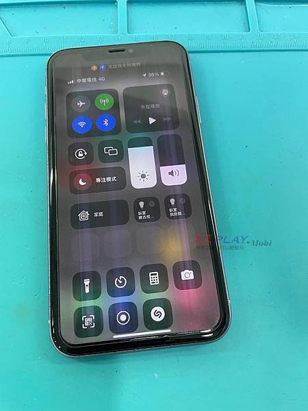 iphone11摔到螢幕出現霧白色直條真詭異【947手機維修