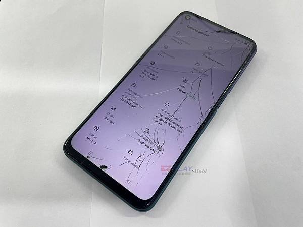 OPPO A72螢幕破裂太嚴重,更換螢幕現場維修【947手機