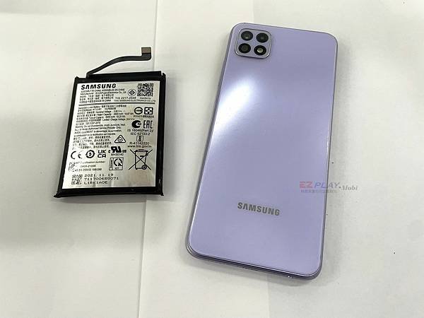 Samsung三星A22電池膨脹背蓋爆開,更換電池就好【94