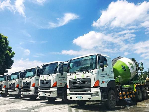 混凝土推薦-幸峰混凝土-車輛形象照.jpg