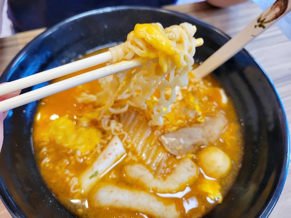 【美食】韓味來襲！蕃茄村泡菜系列閃亮登場｜炒泡麵、蛋餅、部隊