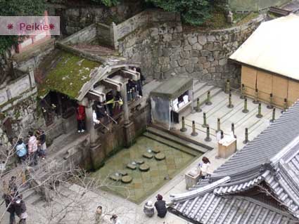 清水寺內。音羽の滝。瀑布名稱源自於寺號。三道從音羽山湧出的清泉，流至本堂東側的石階下方，可用木勺取一瓢清水飲用。