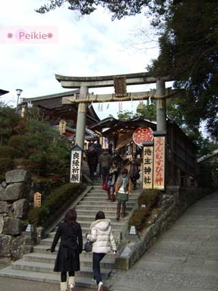 清水寺旁祈求愛情的地主神社，聽說很靈驗。有人托閃光買愛情御手，但是我想日本的神因為管日本就很忙了吧?