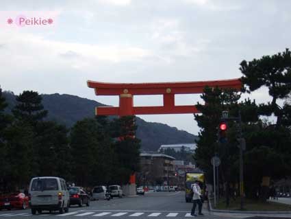 平安神宮的大鳥居。聽說是非常巨大的水泥鳥居