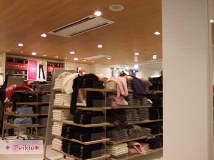 心齋橋的uniqlo店內。正在血拼中