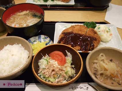 大阪梅田-阪急百貨地下街的晚餐，只要八百円，豬排定食(有味增湯、豬排、飯、沙拉、漬物)，味增湯內有紅白蘿蔔片、豬肉片、豆芽菜、蒟蒻絲、海帶...等