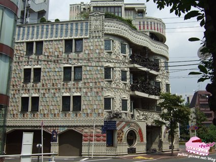 往早稻田上看到間特別的理髮廳建築物