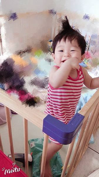 1Y1M22D一早因為綁頭毛而形成的翹毛(應要求將戰亂的背景馬賽克一下).jpg