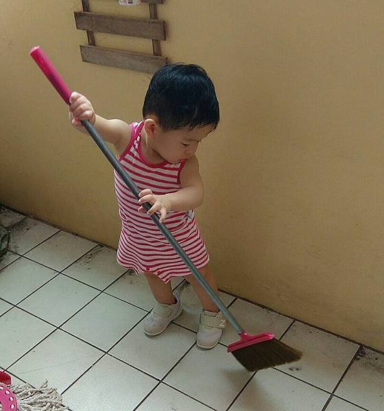 1Y5M6D又在陽台找到新玩法.jpg