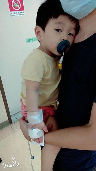1Y4M13D可憐木木被姐姐傳染腸胃型病毒來掛急診了.jpg