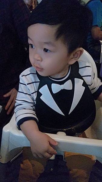 1Y8M8D喜宴咖很會拍手 (這張馬麻覺得有點帥😎).jpg
