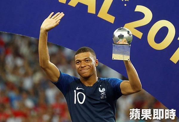 Mbappe 最佳年輕球員獎.jpg