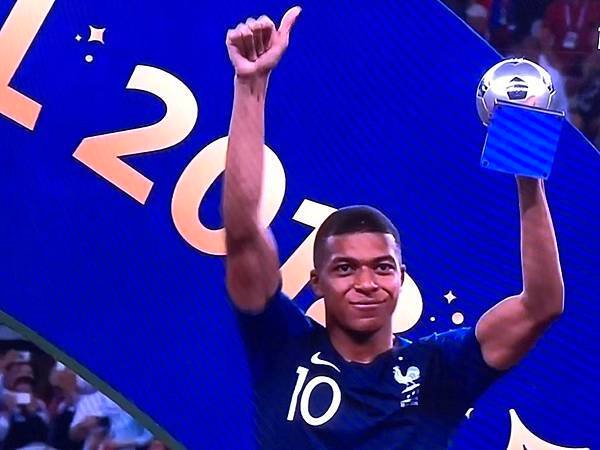 Mbappe 最佳年輕球員獎2.jpg