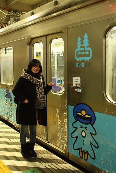 09 雖然外面氣溫很低 列車上還有殘雪 但還是要跟可愛的モーリー拍照.jpg