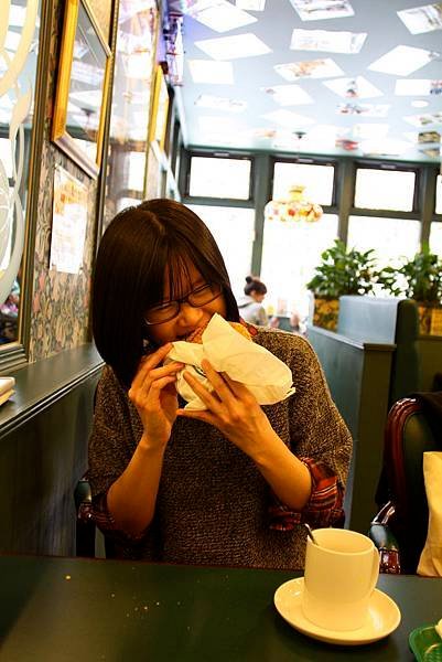 19 咬了好久 屑屑掉滿地了都還沒吃到肉 0rz.jpg