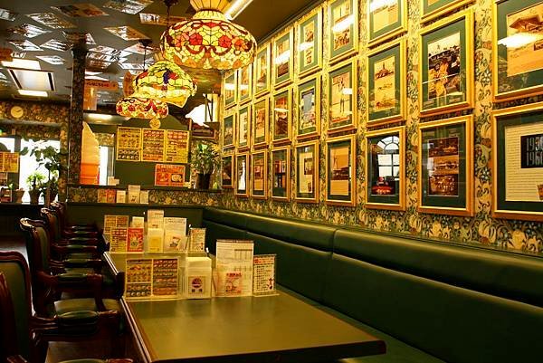 10 幸運小丑這間分店的內裝很有fu 連天花板都貼滿了各式各樣的單子.JPG