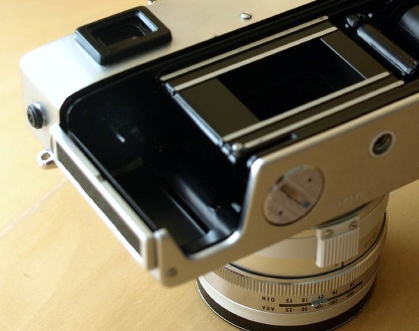 Minolta Hi-Matic 11 Film chamber_close-up.jpg