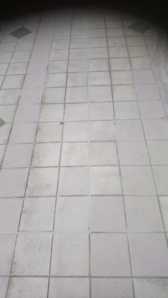 中庭地磚裂縫(後).jpg