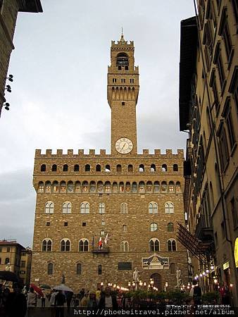 舊宮（Palazzo Vecchio）初稱為領主宮（Palazzo della Signoria），得名於佛羅倫斯共和國的統治者。在歷史上還曾稱為Palazzo del Popolo、Palazzo dei Priori和Palazzo Ducale。美第奇將公爵府遷往阿諾河對岸的碧提宮後，此處就稱為「舊宮」