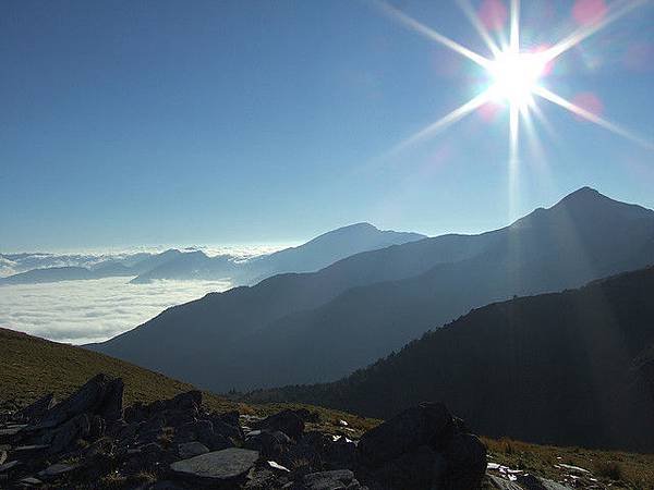 嘉明湖旁的山景