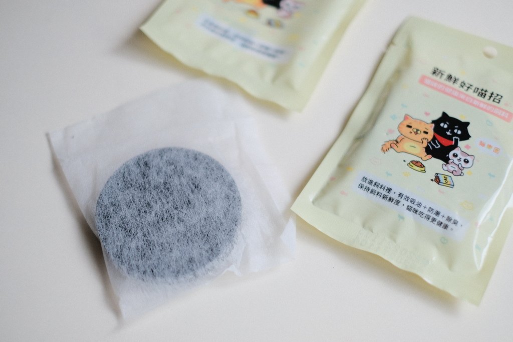 ParkCat神奇新鮮好喵招開箱｜天然成分，90%活性碳有效吸附水分及油質，10%人造沸石可使其變得乾燥。