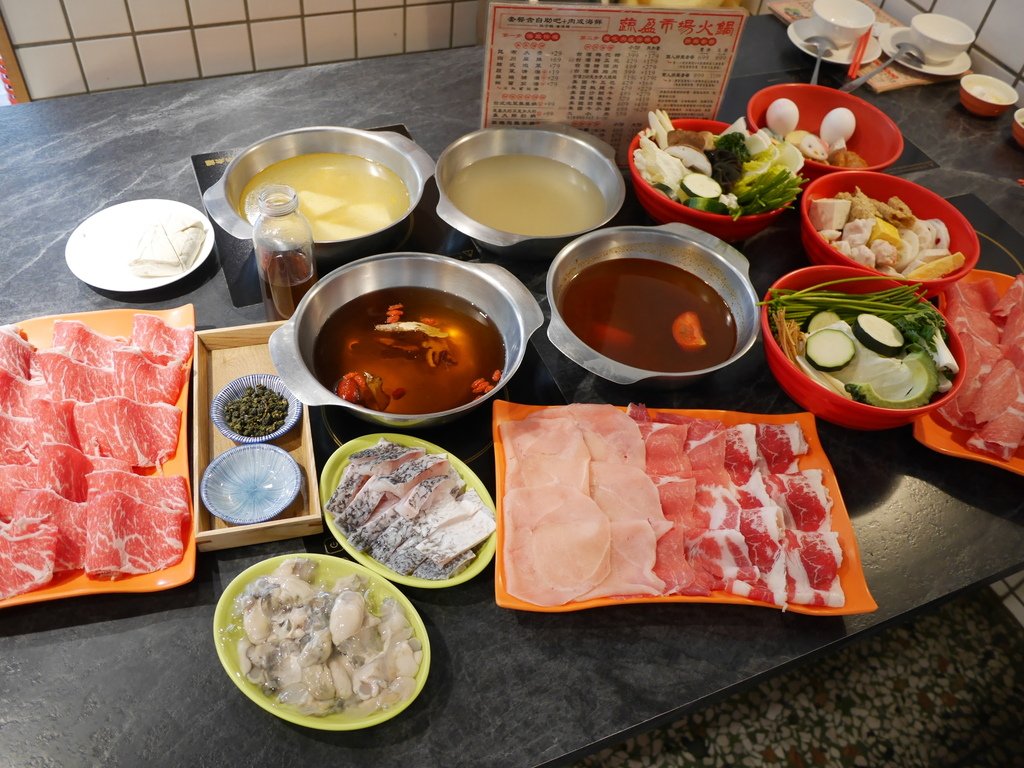 葷素友善蔬盈市場火鍋嘉義店/呷菜金多種呷肉嘛攏總有/穿拖鞋逛
