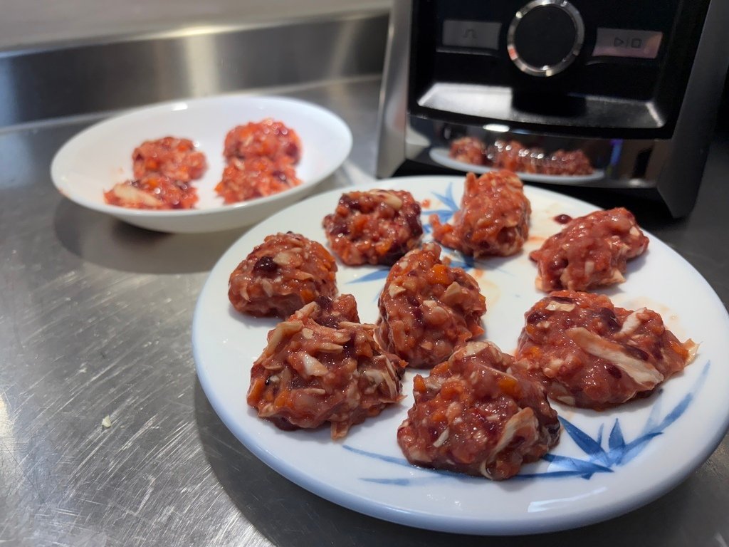 【毛小孩食譜】寵物鮮食DIY 手作雞肉/雞肝蔬菜丸