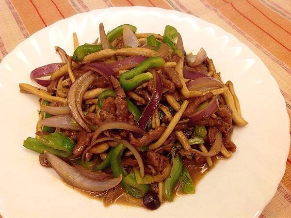 柳松菇洋蔥青椒炒牛肉