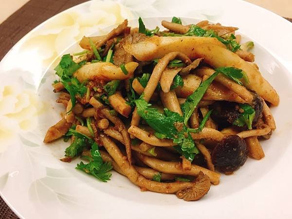 沙茶醬熱拌茭白柳松菇