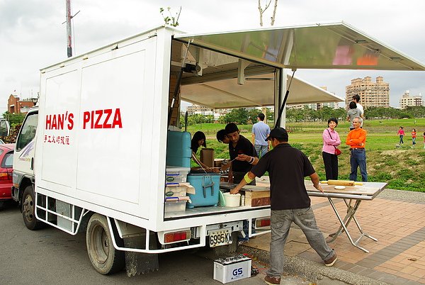 行動PIZZA車.JPG