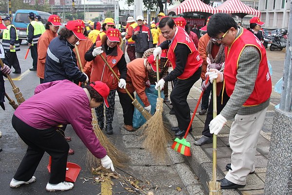 國家清潔周誓師活動中，市長陳萬得認真掃髒除穢。.jpg