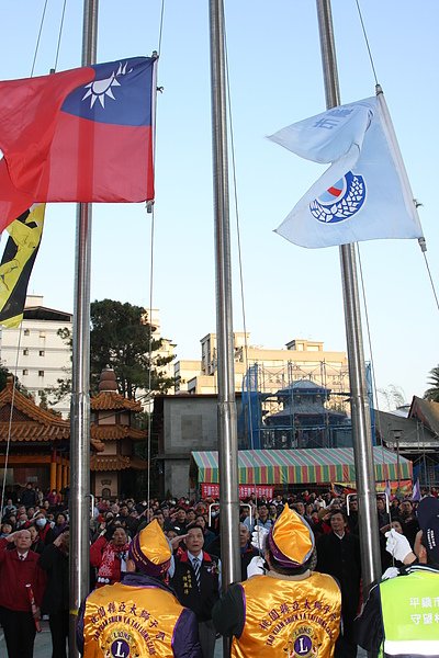 平鎮市長陳萬得率2000民眾在義民廟升旗，這項元旦升旗已有21年歷史。.jpg