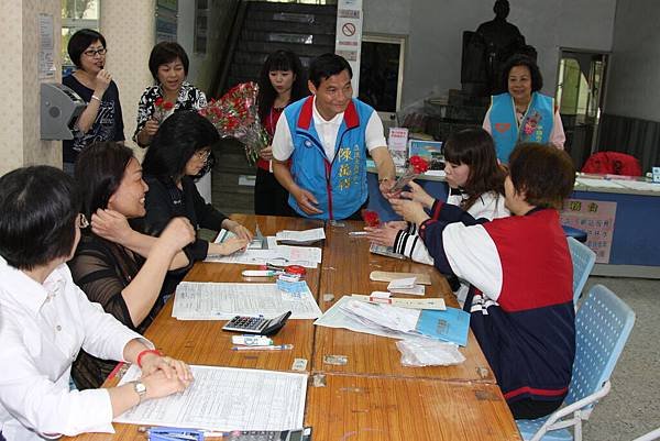 聯.接受臨時櫃台報稅服務民眾接到市長陳萬得贈送康乃馨賀節，滿臉驚喜。.jpg