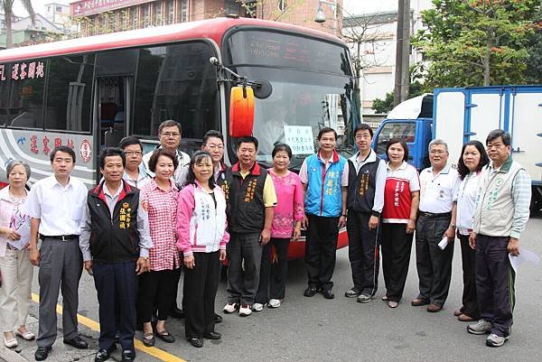 桃.市長陳萬得、市民代表和里長一起參加免費市民公車東勢線路勘。.jpg