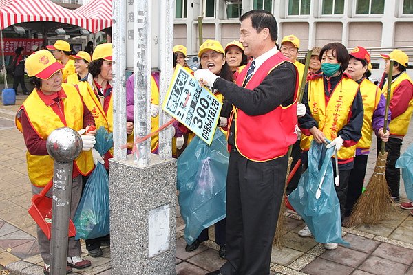 市長陳萬得示範違規小廣告拆除。.jpg