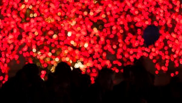 Christmas_Temple_Square_2013_red_lights_crowd