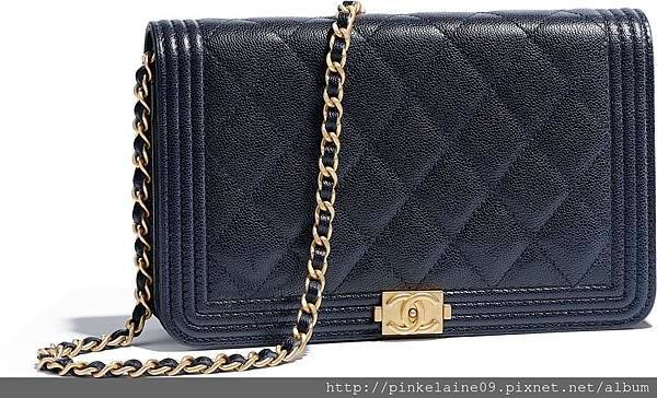 boy-chanel-wallet-on-chain-navy-blue-grained-calfskin-gold-tone-metal-packshot-default-a80287y836215b326-8805020631070.jpg