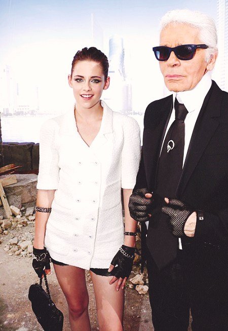 Kristen 出席巴黎時裝週「The Chanel Fall Couture Show」 -20130702.jpg