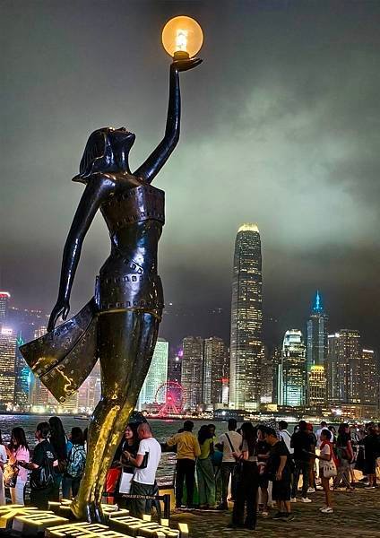 香港「尖沙嘴」走星光大道賞「維多利亞港燈光秀」、「1881商