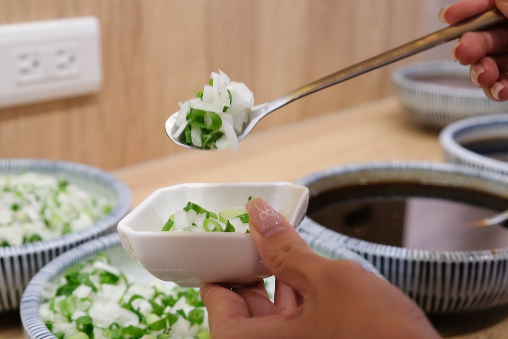 美食開箱｜狂一鍋高雄義享店｜蔬食自助吃到飽！隱藏版酸菜魚鍋、