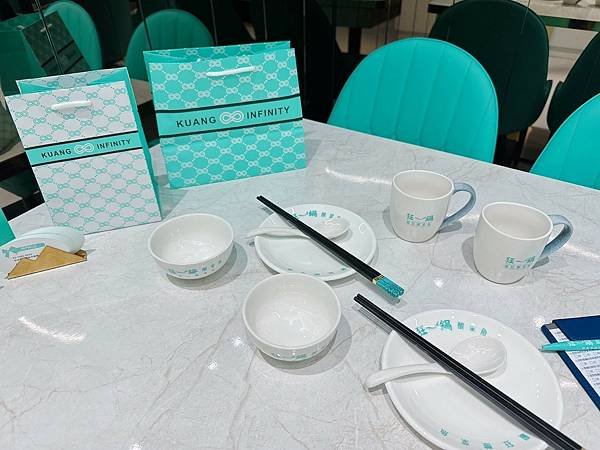 [西門酸菜魚推薦]打造Tiffany藍的用餐空間，主打時尚的