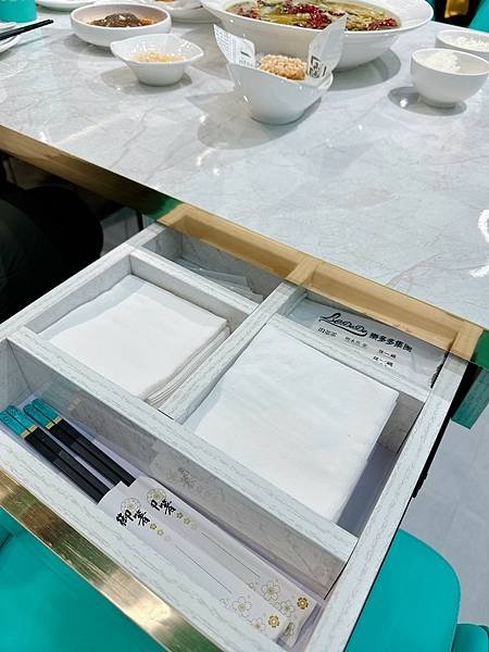[西門酸菜魚推薦]打造Tiffany藍的用餐空間，主打時尚的