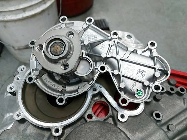 水泵浦新品 ， Porsche車款我們一樣堅持使用正廠新品維修 。