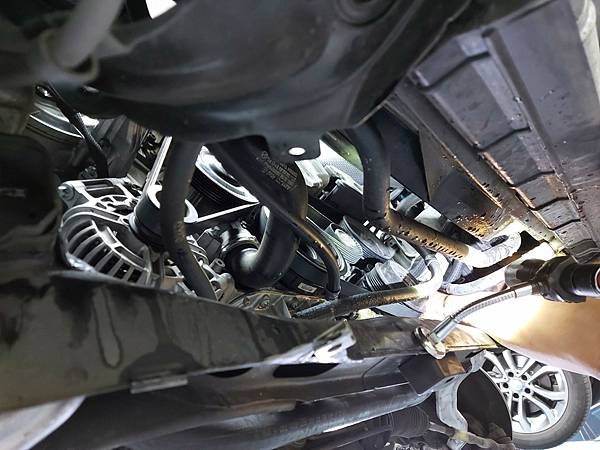 CLS350更換三角架和平橫軸結論：   感謝 CLS350車主進廠維修 ，其實輪胎的吃胎狀況有時候不是單純定位做不好的問題 ，三角架、和尚頭、李子串、平橫軸、避震器都有相關的可能 。小編建議遇到吃胎狀況可以先做一次定位 ，如果做完定位問題還是存在就可以查修底盤相關零件 。基本上透過我們修復後，絕大多數的客戶反應都是很棒的 ，而且幾乎沒什麼異音 。如果你是雙B車主有感覺吃胎狀況嚴重 ，或是底盤有異音都可以來我們這邊做免費檢查 。   預約檢查雙B底盤專線 ：