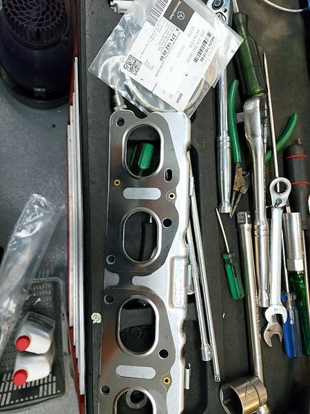 C43更換項目：  本次更換為排氣歧管墊片以及周邊的排氣歧管接合墊圈、橡皮墊圈 、空氣管橡皮墊圈等 ，全部都是原廠賓士的正廠零件。我們敢秀出原廠零件以及其代號就是證明我們不會用山寨的零件去幫您維修 。您也不用擔心我們是不是沒幫您更換報價單上的零件 ，零件都叫了當然一定會幫您更換阿 。