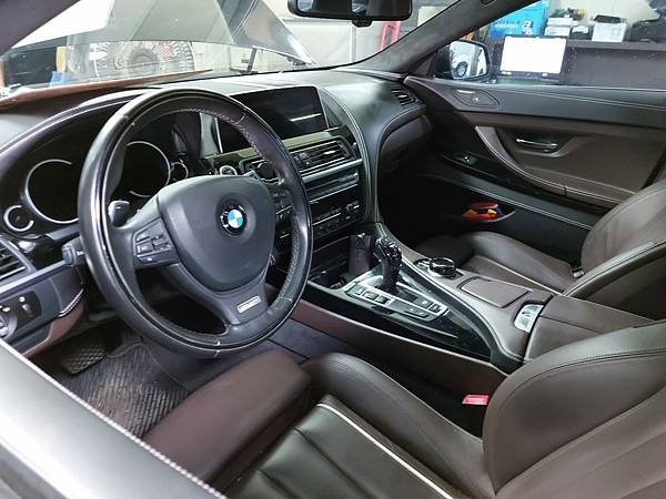 BMW 640保養前言：  今天來的客人是一台稀有的BMW 640i GC ，這台車小編認為其實銷量不是很好 ，大概原因就是價格較高、大CC數，再來就是這款車非常長，抓距離比較困難 。基本上停機械式車位應該會倒大楣，所以在都市開這台非常不方便 。這就是為什麼中規中矩的 BMW 4GC和 5系列反而比較受歡迎 。但即便如此我們夢工場汽車一樣可以維修保養 640i ，今日 BMW 640i客戶透過網路看到我們的保修廠介紹，知道我們擅長保養 BMW ，所以和我們預約來訪 。
