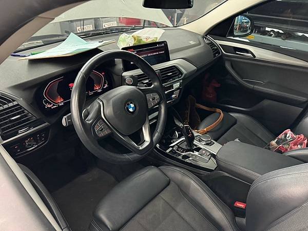 BMW X4保養前言： BMW G02 X4 在2018 大改 ，此車是 Xdrive 20i版本 。BMW G20 X4是一款豪華且運動風格十足的跨界休旅車，擁有出色的性能、豐富的配備以及時尚的外觀設計。 新車售價方面，2018年款的BMW G20 X4定位於中高端市場，售價較高，通常在新台幣300萬元以上。 在動力方面，BMW G20 X4搭載了高性能引擎B48。提供了強大的馬力和扭矩輸出，讓駕駛者可以享受到優異的加速性能和操控性。 至於配備方面，BMW G20 X4擁有豪華舒適的內飾，配備了各種高科技功能和舒適性設施，例如全景天窗、高級音響系統、多功能方向盤、全景攝影機系統、駕駛輔助系統(5AT)等，讓駕駛者和乘客都能享受到愉悅的行車體驗。 至於銷售量方面，BMW G20 X4在2018年是一款受到歡迎的車型，尤其受到追求品牌形象和性能的消費者的青睞，因此在當年的銷售量表現相當不錯。 總體來說，2018年的BMW G20 X4是一款擁有高性能、豪華配備和時尚外觀的跨界休旅車，適合追求品牌形象和駕駛樂趣的消費者。  本次BMW X4 因為看到我們部落格經營的很認真，所以想預約進廠保養試試水溫 !!